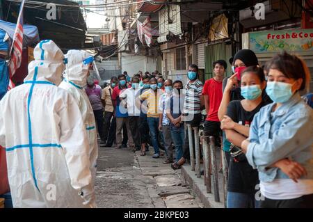 Kuala Lumpur, Malaisie. 5 mai 2020. Les résidents de la région de Pudu Wet Market ont la queue pour passer le test COVID-19 à Cheras, Kuala Lumpur, Malaisie, le 5 mai 2020. La Malaisie a signalé mardi 30 nouveaux cas de COVID-19, son plus faible accroissement quotidien depuis la mise en œuvre de l'ordonnance de contrôle des mouvements le 18 mars. Crédit: Chong Voon Chung/Xinhua/Alay Live News Banque D'Images