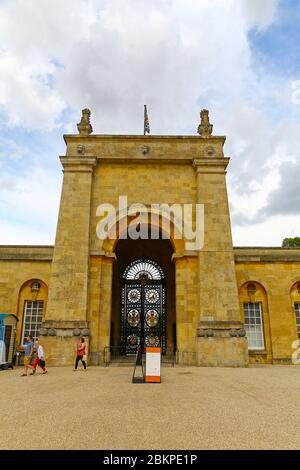 La porte est du Palais de Blenheim, Woodstock, Oxfordshire, Angleterre, Royaume-Uni Banque D'Images