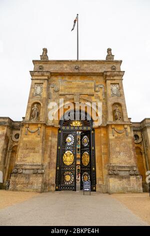 La porte est du Palais de Blenheim, Woodstock, Oxfordshire, Angleterre, Royaume-Uni Banque D'Images