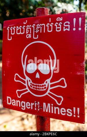 Panneau d'avertissement ‘danger Mines’ au Musée cambodgien des mines terrestres, Siem Reap, province de Siem Reap, Cambodge. Banque D'Images