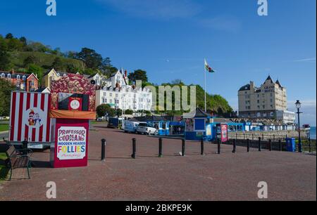 Llandudno, Royaume-Uni : 6 mai 2019 : une scène générale de la promenade de Llandudno, le matin ensoleillé avec très peu de personnes. Un Punch & Judy stall i traditionnel Banque D'Images