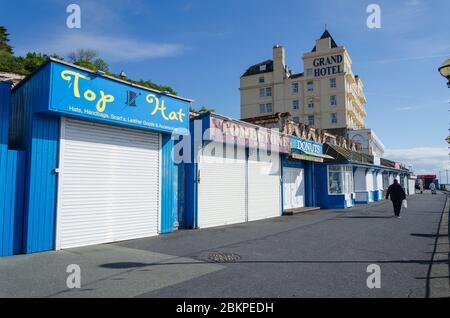 Llandudno, Royaume-Uni : 6 mai 2019 : bornes fermées et fermées à l'approche de Llandudno Pier, le matin ensoleillé. Banque D'Images