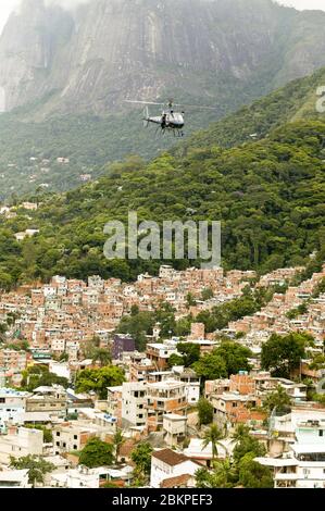 OPÉRATION DE POLICE À RIO FAVELA Banque D'Images