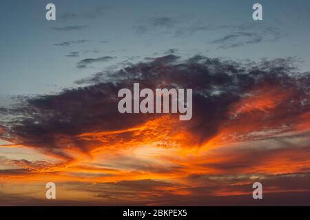 Ciel spectaculaire avec nuages et coucher de soleil orange à la tombée de la nuit Banque D'Images