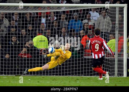 EINDHOVEN, PAYS-BAS. 12 MARS : Paul Robinson (gardien de Spurs) sauve une pénalité de Danko Lazovic (PSV, 9). Lors de la coupe UEFA Round of 16 second Leg Banque D'Images