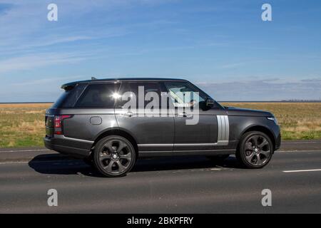 2015 gris LAND ROVER RANGE ROVER DIESEL BREAK 4.4 SDV8 Autobiography 4dr Auto ; véhicules mobiles pour la circulation routière, conduite de véhicules sur les routes britanniques, moteurs, conduite sur la route côtière, Southport Merseyside UK Banque D'Images