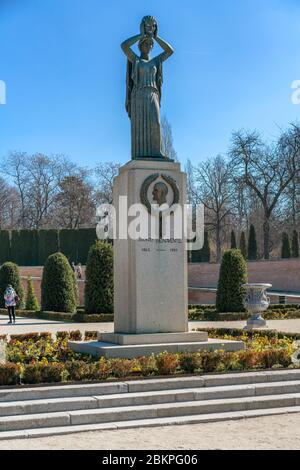 Madrid, Espagne - 15 février 2020 : monument de Jacinto Benavente, dramaturge espagnol du XXe siècle, dans le parc Buen Retiro, Madrid, Espagne. Banque D'Images