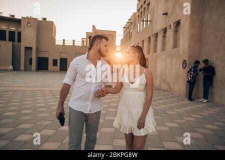 Un couple heureux Dubaï vieux bâtiments UN couple heureux Dubaï vieux bâtiments Voyage et concept de personnes Banque D'Images