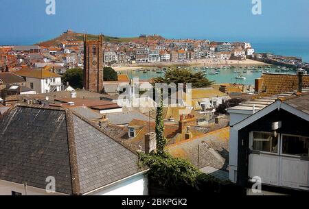 Vue sur le port dans le village de pêcheurs de St Ives, Cornwall. Banque D'Images