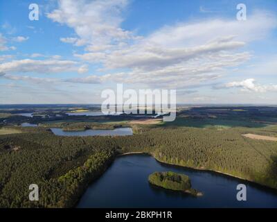 Vue aérienne du lac Crystal Clear Krüselinsee avec Lisisland, Mecklenburg Vorpommern, Brandebourg, Allemagne Banque D'Images