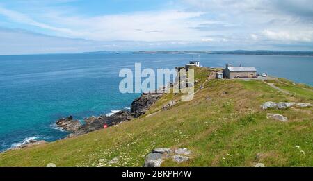 Vue sur la petite église de l'île dans le village de pêcheurs de St Ives, Cornouailles. Banque D'Images