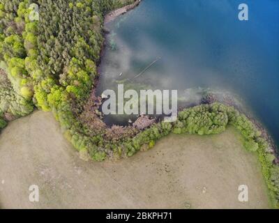 Vue aérienne du lac Krüselinsee avec des déversoirs Banque D'Images