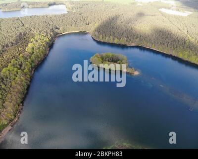 Vue aérienne du lac Crystal Clear Krüselinsee avec Lisisland, Mecklenburg Vorpommern, Brandebourg, Allemagne Banque D'Images