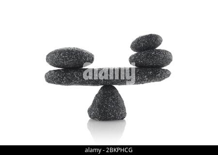 Pierres noires d'équilibrage isolées sur fond blanc Banque D'Images