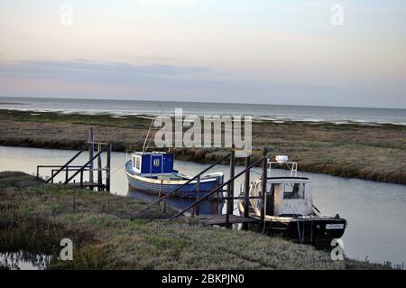 Bateaux sur la rivière à Thornham Vieux Port, Norfolk Banque D'Images