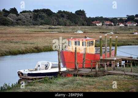 Bateaux sur la rivière à Thornham Vieux Port, Norfolk Banque D'Images