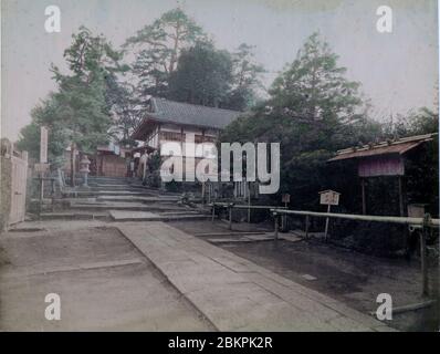 [ 1890 Japon - Temple japonais ] — Temple bouddhiste. photographie d'albumine vintage du xixe siècle. Banque D'Images