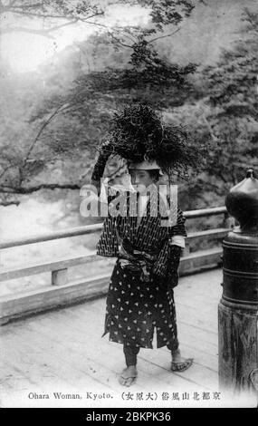 [ 1910s Japon - femme japonaise transportant du bois de chauffage ] — femme transportant du bois de chauffage. Des femmes d'Ohara, dans la préfecture de Kyoto, connue sous le nom d'Oharame (大原女), se sont rendues à Kyoto pour vendre du bois de chauffage, des fleurs et des produits agricoles, généralement transportés sur leur tête. Les vêtements qu'ils portaient étaient spécifiques à leur secteur. carte postale vintage du xxe siècle. Banque D'Images