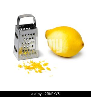 Zeste de citron frais et râpe isolés sur fond blanc Banque D'Images