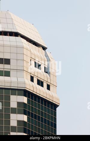 Gros plan de la façade d'un des gratte-ciel et des bâtiments d'affaires de la région de Gambir, dans le centre de Jakarta, en Indonésie. Banque D'Images