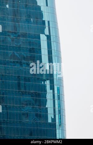 Gros plan de la façade d'un des gratte-ciel et des bâtiments d'affaires de la région de Gambir, dans le centre de Jakarta, en Indonésie. Banque D'Images