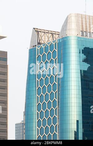 Gros plan de la façade d'un des gratte-ciel et des bâtiments d'affaires de la région de Gambir, dans le centre de Jakarta, en Indonésie. Banque D'Images