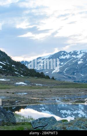 Paysage des lacs gelés de Siscaro à Canillo, Andorre. Banque D'Images