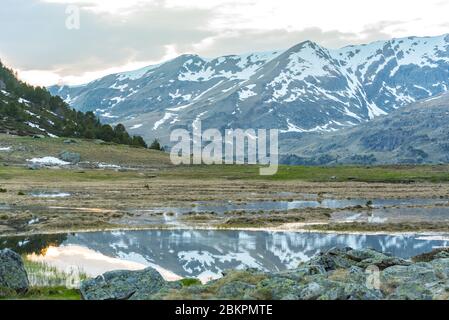 Paysage des lacs gelés de Siscaro à Canillo, Andorre. Banque D'Images