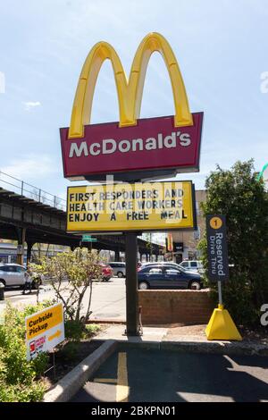 Un panneau dans un restaurant McDonald's offre un repas gratuit aux premiers intervenants et aux travailleurs de la santé Banque D'Images