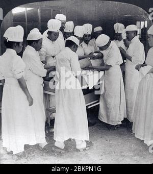 [ 1900 Japon - chirurgie pendant la guerre russo-japonaise ] — UNE équipe médicale japonaise est sur le point d’opérer sur un soldat russe blessé dans une salle d’opération de l’hôpital des prisonniers de Matsuyama, préfecture d’Ehime, pendant la guerre russo-japonaise (1904-1905). Vers 1904 (Meiji 37). chaîne stéréo du xxe siècle. Banque D'Images