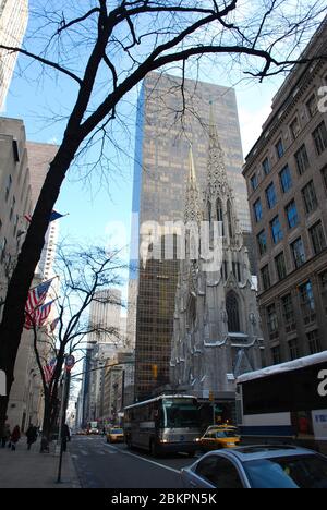 Cathédrale Saint-Patrick Tour olympique 641 5th Avenue, New York, NY Etats-Unis par SOM Skidmore Owings & Merrill James Renwick Jnr Banque D'Images