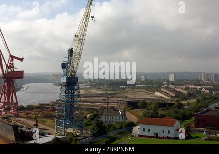 Grues du chantier naval Swan Hunter sur la gauche; maintenant fermé, d'autres chantiers navals abandonnés de bord de rivière beyone vers Walker, Wallsend; Tyneside UK 2006 Banque D'Images