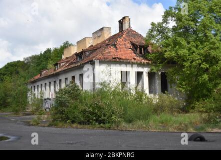 5 mai 2020, Legnica, Pologne : l'ancien hôpital militaire soviétique de Legnica est volé par des pillards locaux pendant la nuit. Le complexe hospitalier n'est actuellement pas protégé. L'hôpital appartenait autrefois à l'armée russe stationnée à Legnica dans le cadre du Pacte de Varsovie, pendant la Seconde Guerre mondiale. Dans plusieurs endroits, y compris dans la chapelle de l'hôpital, des auteurs inconnus ont écrit des entrées homophiques (Credit image: © Piotr Twardysko-Wierzbicki/ZUMA Wire) Banque D'Images