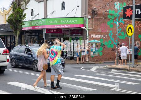 Centre-ville de Byron Bay en été sur la côte nord de la Nouvelle-Galles du Sud Banque D'Images