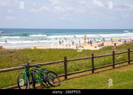 Les gens se détendent sur la plage de Seven Mile à Lennon Head, sur la côte nord de la Nouvelle-Galles du Sud, Australie Banque D'Images