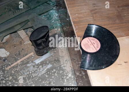 Des objets personnels abandonnés dans la ville fantôme de Pripyat, à l'intérieur de la zone d'exclusion de Tchernobyl en Ukraine Banque D'Images