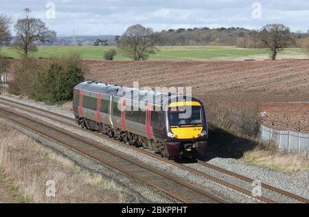 Un train de voyageurs diesel de classe 170 qui traverse la campagne du Staffordshire au Royaume-Uni. Banque D'Images