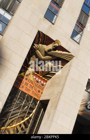 Esaïe 33:6 Rockefeller Center, 45 Rockefeller Plaza, New York, NY, États-Unis par Raymond Hood Associated Architects Lee Lawrie Banque D'Images