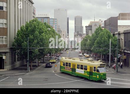 Un tramway qui se transforme en Bourke Street, Melbourne, Australie en décembre 1988. Banque D'Images