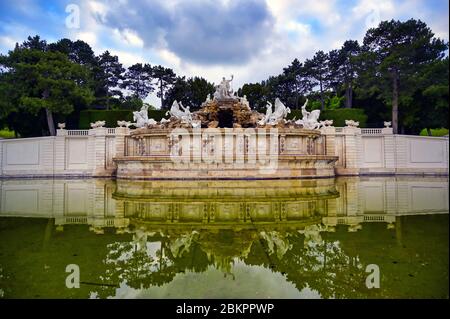 Vienne, Autriche - 16 mai 2019 - la fontaine Neptune au parc du château de Schönbrunn à Vienne, Autriche. Banque D'Images