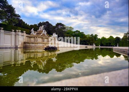 Vienne, Autriche - 16 mai 2019 - la fontaine Neptune au parc du château de Schönbrunn à Vienne, Autriche. Banque D'Images