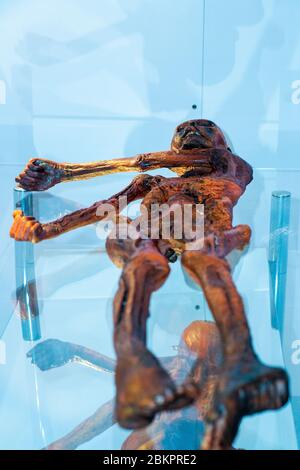 05 mai 2020, Saxe-Anhalt, Magdebourg : une réplique de l'homme de l'âge de pierre 'Ötzi', découvert dans les Alpes de l'Ötztal en 1991, se trouve dans le Musée d'Histoire naturelle de l'exposition Ötzi. Le Iceman' dans une réplique d'une chambre froide. L'exposition aurait dû ouvrir le 20 mars 2020, mais le musée a dû fermer quelques jours plus tôt en raison de la propagation du cronavirus. Depuis le 05 mai 2020, le Musée d'Histoire naturelle est de nouveau ouvert aux visiteurs. L'exposition Ötzi peut être vue jusqu'au 28 juin 2020. Credit: dpa Picture Alliance/Alay Live News Banque D'Images