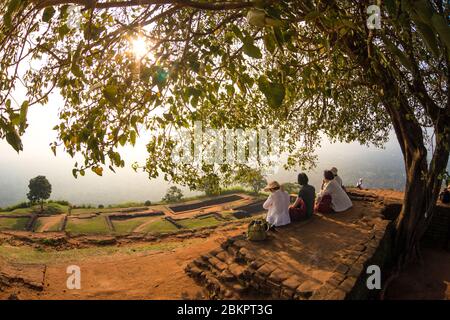 Groupe de touristes méconnaissables bénéficiant d'une vue imprenable depuis le mont Sigiriya, Sri Lanka, Ceylan. Sigiriya, le rocher du Lion, est une grande pierre et ancienne Banque D'Images