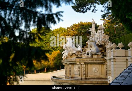 Vienne, Autriche - 18 mai 2019 - la fontaine Neptune au parc du château de Schönbrunn à Vienne, Autriche. Banque D'Images