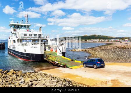 Caledonian MacBrayne ferry Loch Shira à Largs Slipway voile entre Largs sur le continent et l'île de Millport à travers la Firth de Clyde Banque D'Images