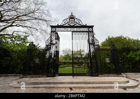 Entrée en fonte et fer forgé de la porte Vanderbilt au jardin d'hiver dans Central Park à la cinquième avenue, le seul jardin formel dans Central Park Banque D'Images