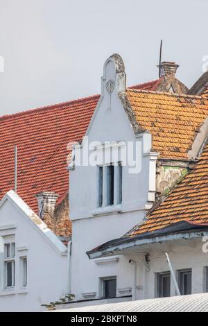 Gros plan de la façade de certains anciens bâtiments coloniaux, dans la région de Kota Tua, au nord de Jakarta, en Indonésie. Banque D'Images