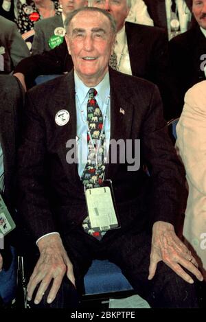 San Diego, CA - 12 août 1996 - le sénateur J. Strom Thurmond (R-SC) est le plus ancien homme au Sénat américain. Né le 5 décembre 1902 à Edgefield, SC. Actuellement en vue de la réélection aux élections de novembre 1996. S'il est élu, son trem se terminera un mois après son 100e anniversaire.San Diego, CA - 12 août 1996 - le sénateur américain J. Strom Thurmond (républicain de Caroline du Sud), le plus ancien homme à servir au Sénat américain, Au cours de la Convention nationale républicaine de 1996 au San Diego Convention Center de San Diego, Californie, le 12 août 1996. Il est né le 5 décembre 1902 à Edgefield Banque D'Images