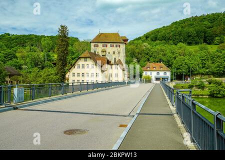 Vue sur le château de Rötteln (Rotwasserstelz) depuis le côté suisse du Rhin, près de Hohentengen, Bade-Wurtemberg, Allemagne. Banque D'Images