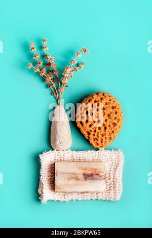 Produits de nettoyage naturels pour le spa et la peau avec accessoires de salle de bains, dont éponge naturelle, pierre ponce et savon exfoliant aux herbes sèches. Motif plat. Banque D'Images